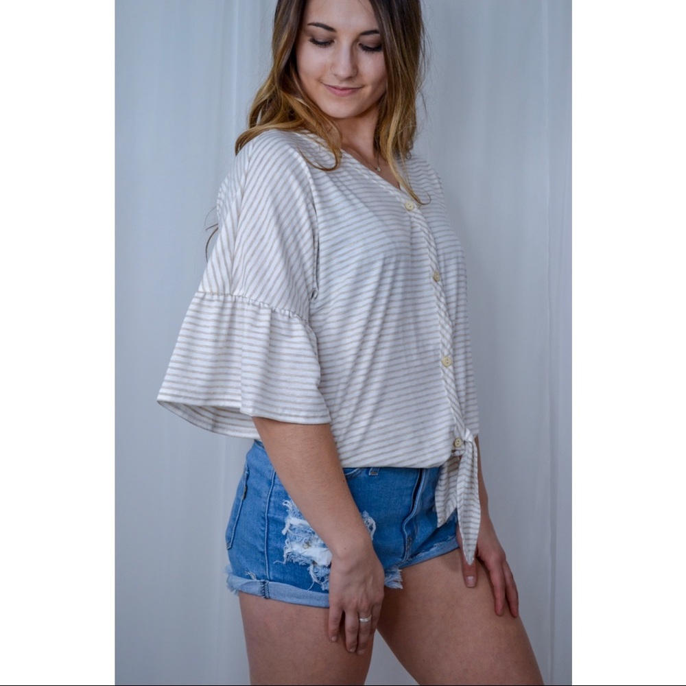 💕NEW💕 Stripped top with tie detail